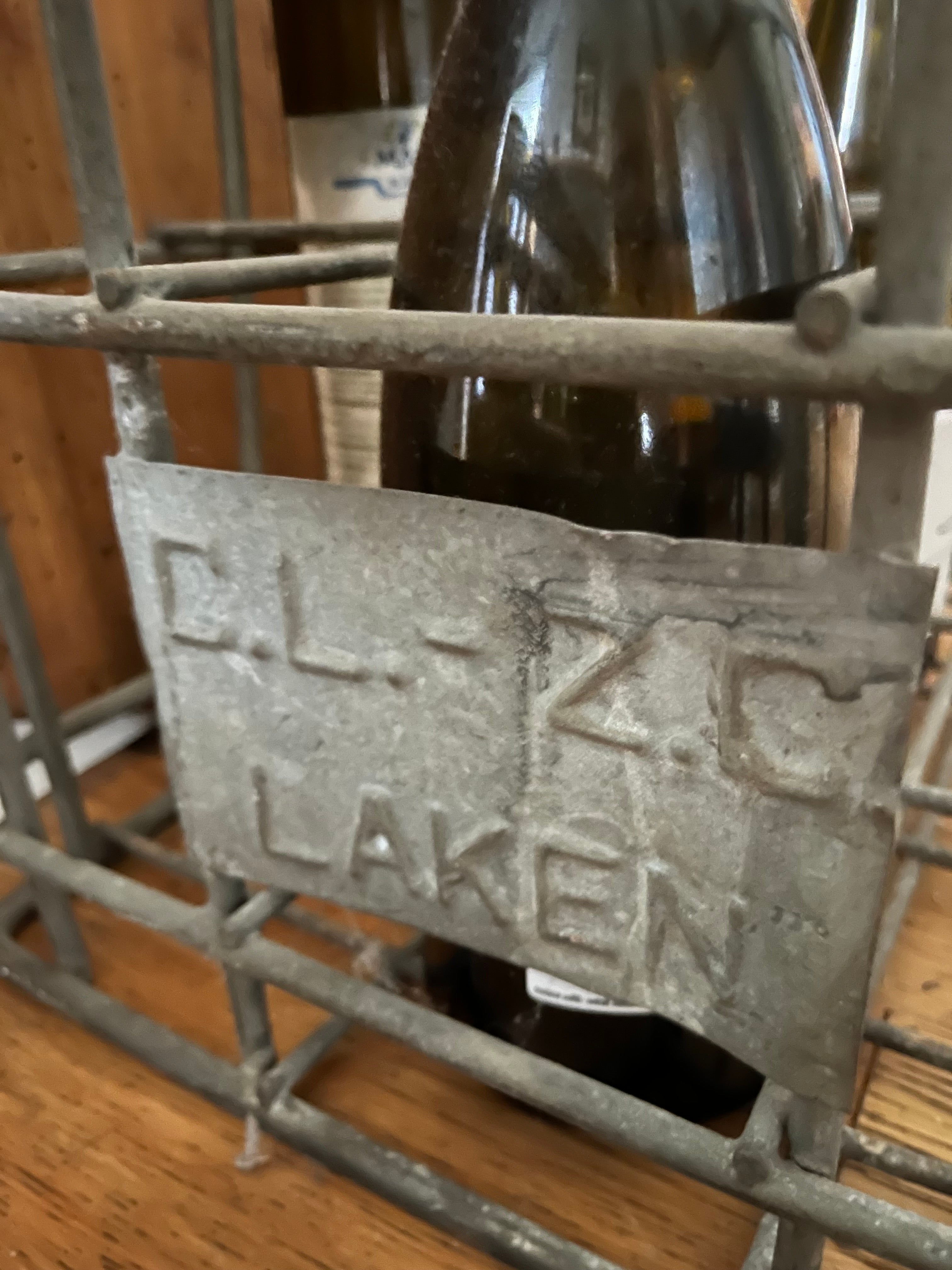 Industriedesign: Große alte Flaschenkiste aus Eisen Belgien