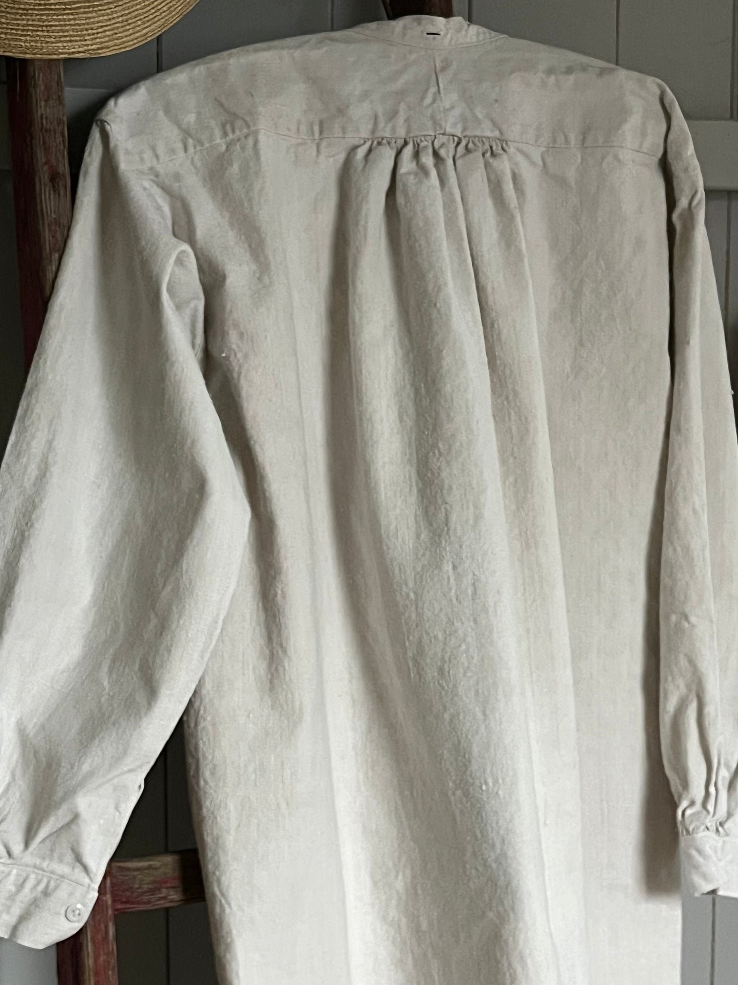 Großvaterhemd mit Stil und Monogramm AB und einem Fleck