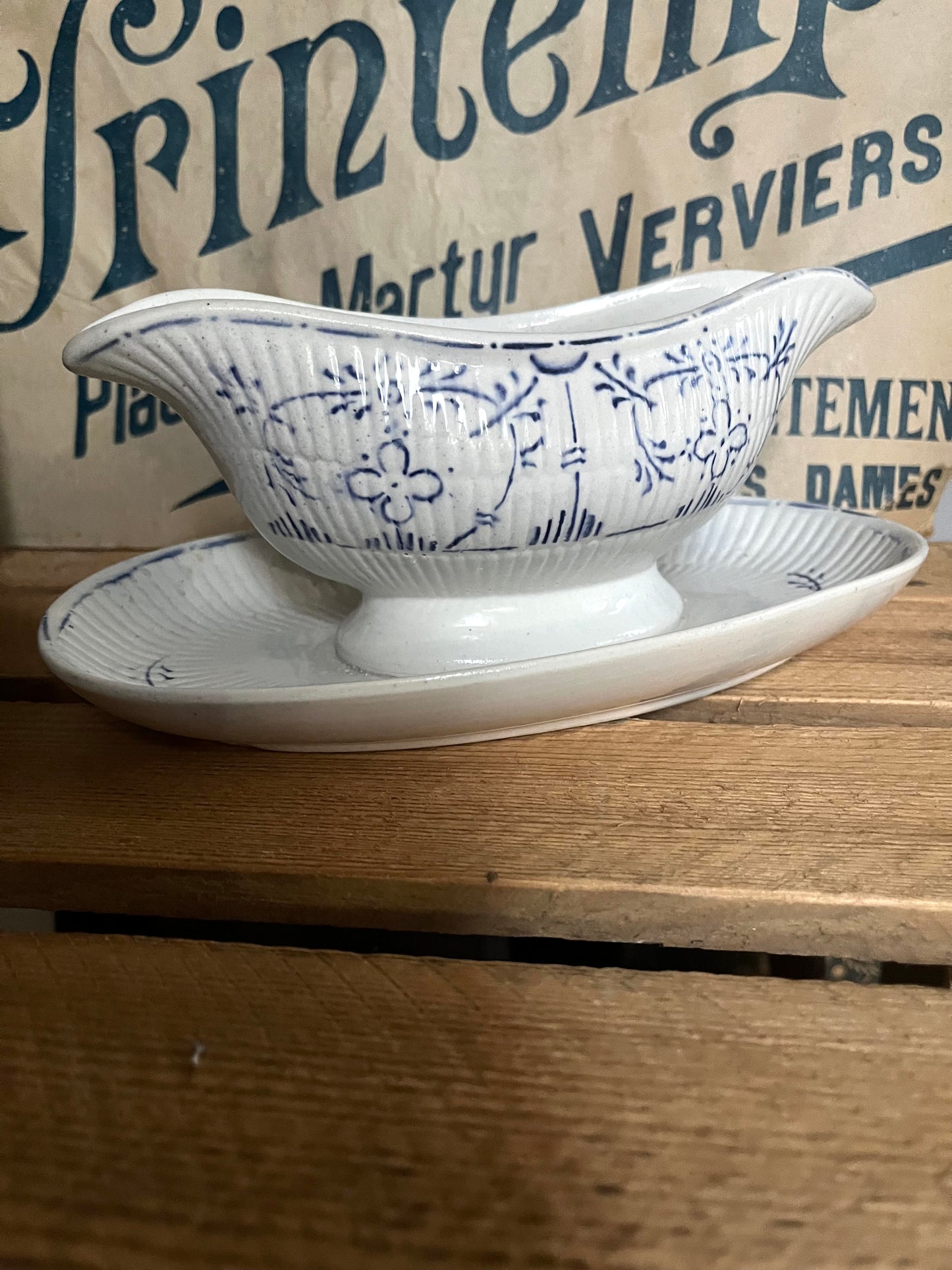 Alte, schwere Sauciere aus Belgien Blau/Weiß