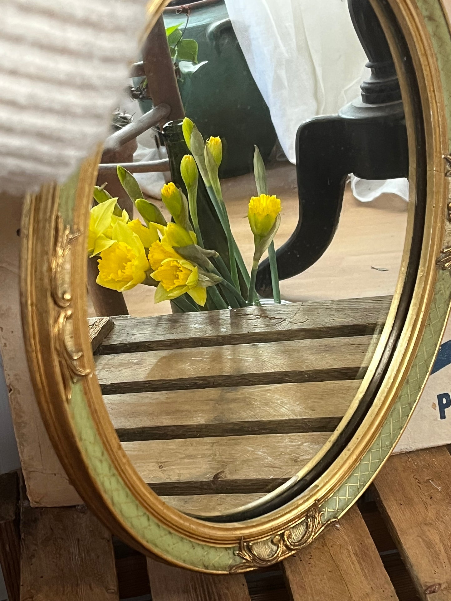 Alter florentinischer Spiegel schwer und mit Stuckrahmen