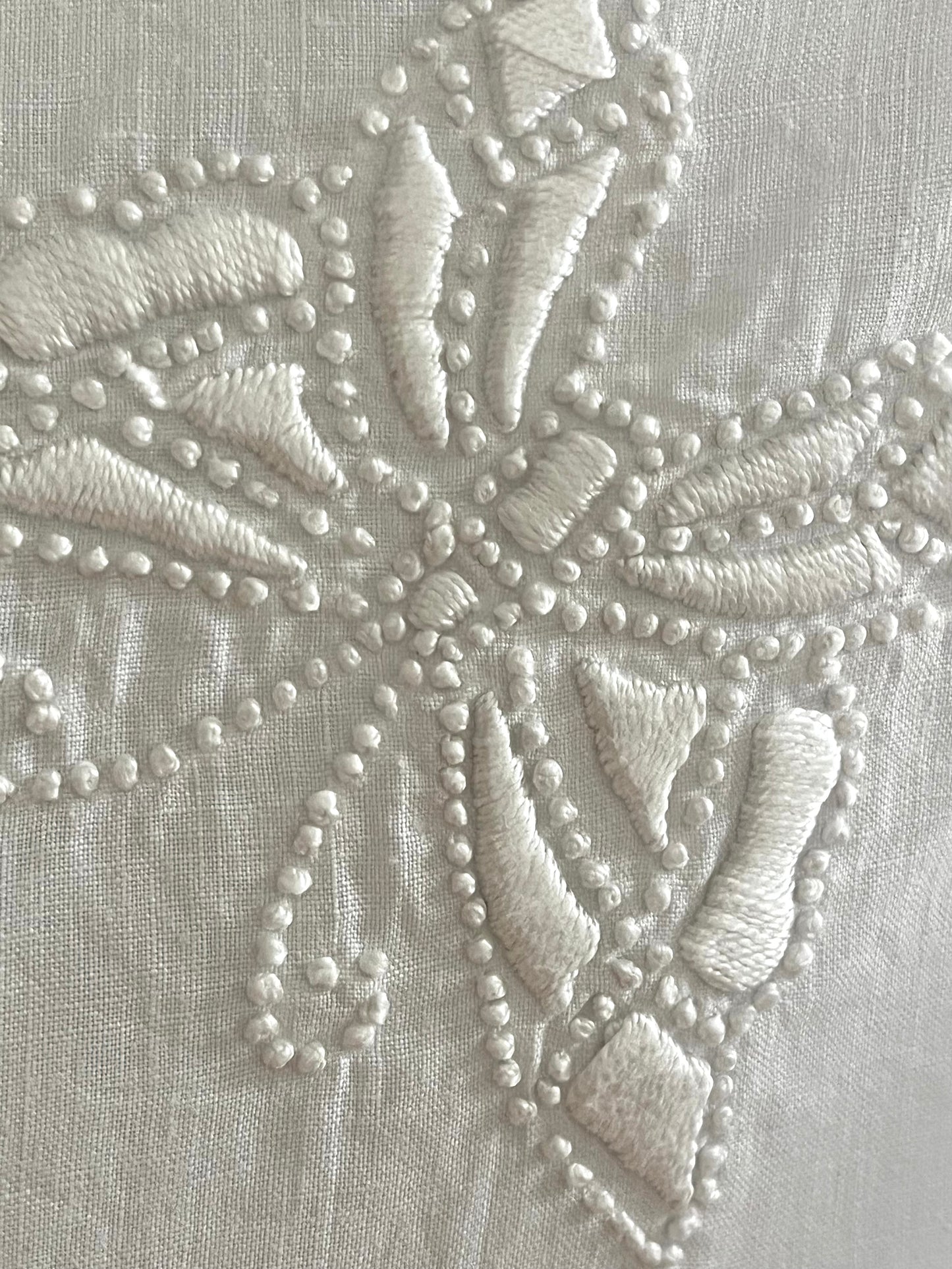 Feinste Leinendecke mit hervorragender Weißstickerei und Filetborte 126 x 120