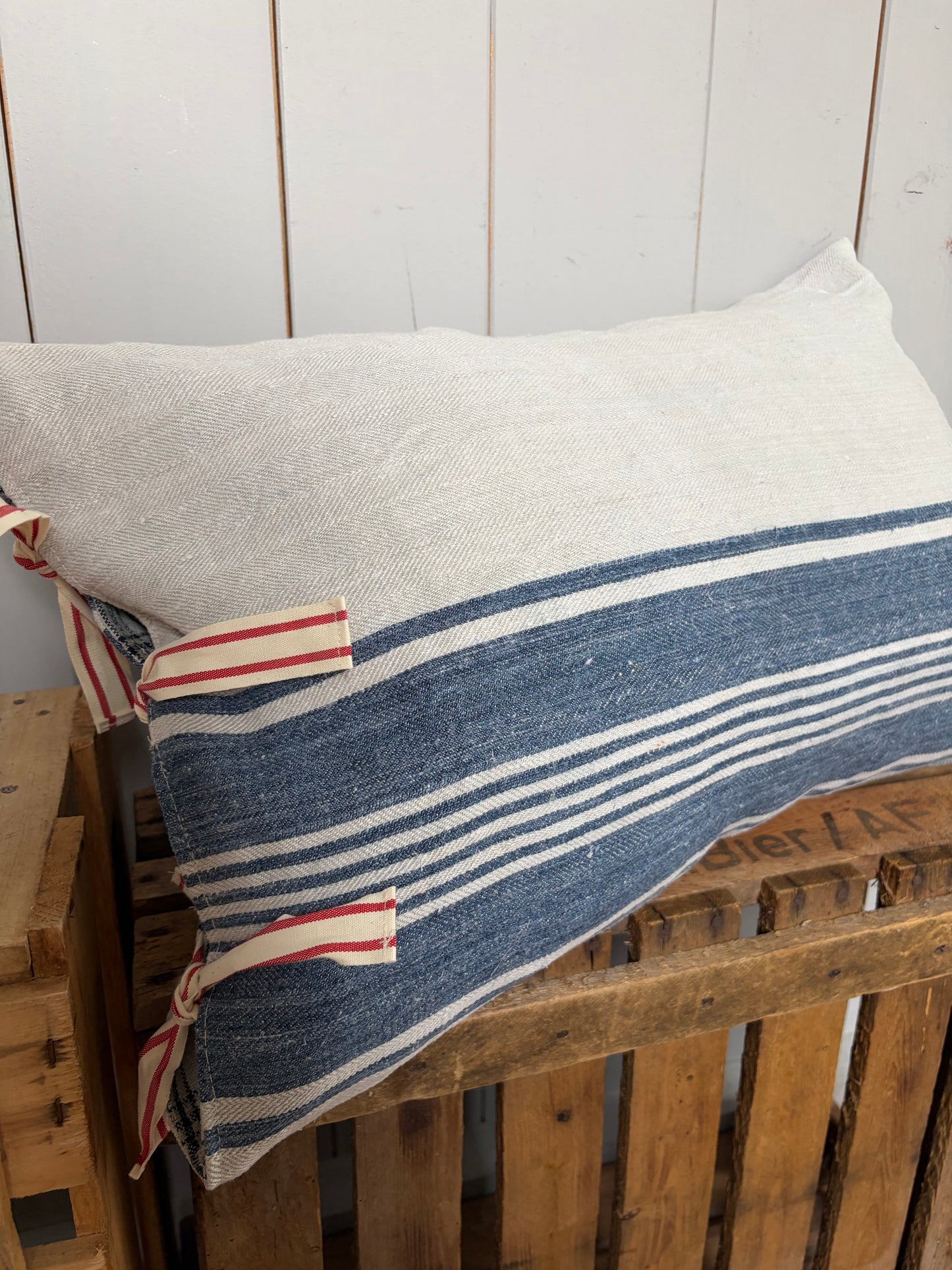 Großer Kissenbezug blau gestreift kräftiges Leinen mit Hotelverschluss 60 x 40
