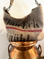 Carica l&#39;immagine nel visualizzatore di Gallery, Müller Eck: Vintage Tasche Shopper aus altem Leinensack mit großer original Aufschrift von der Mühle
