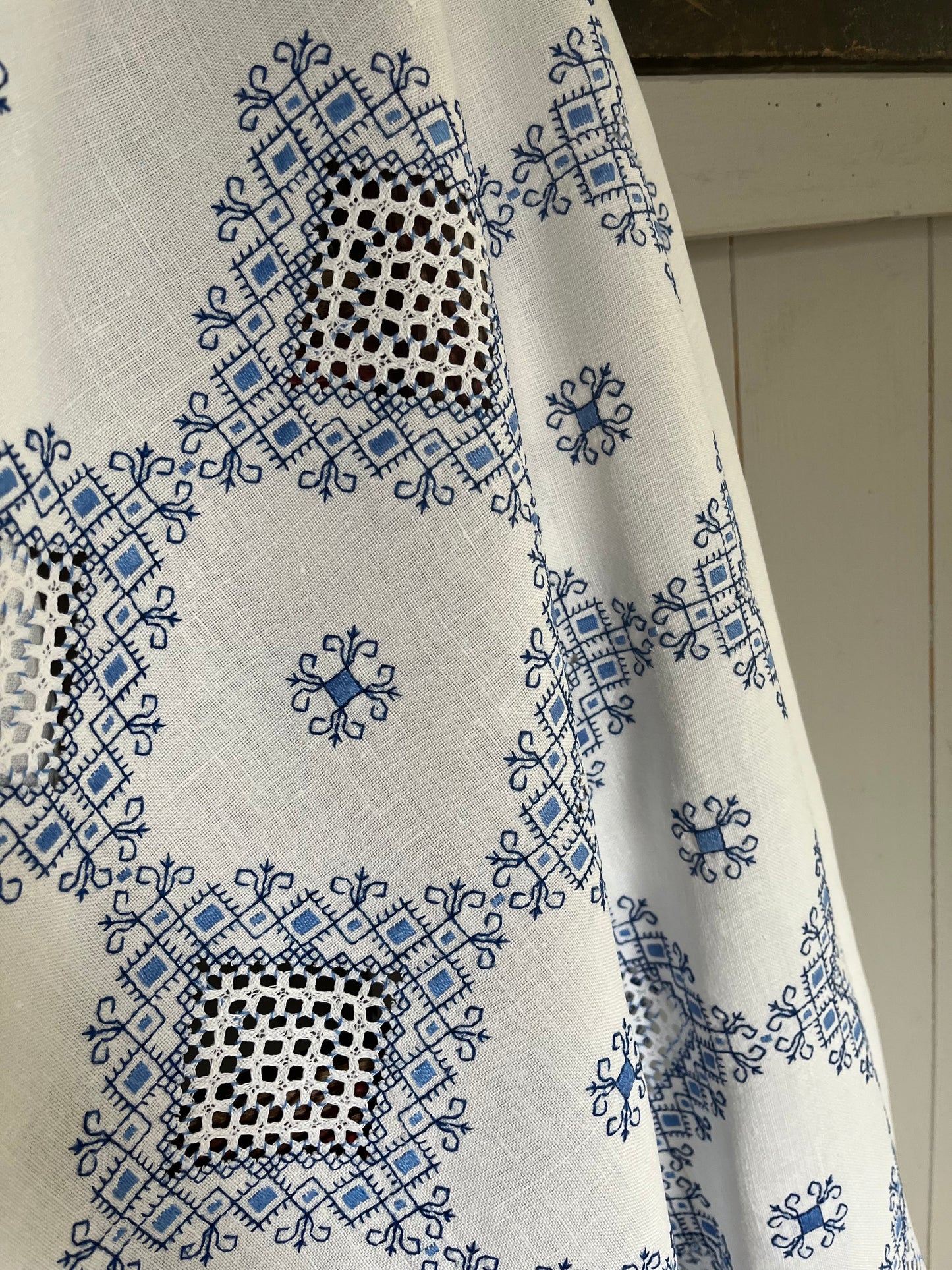 Viel Handarbeit in Blau/Weiß: Große Leinendecke in bestem Zustand 190 x 150