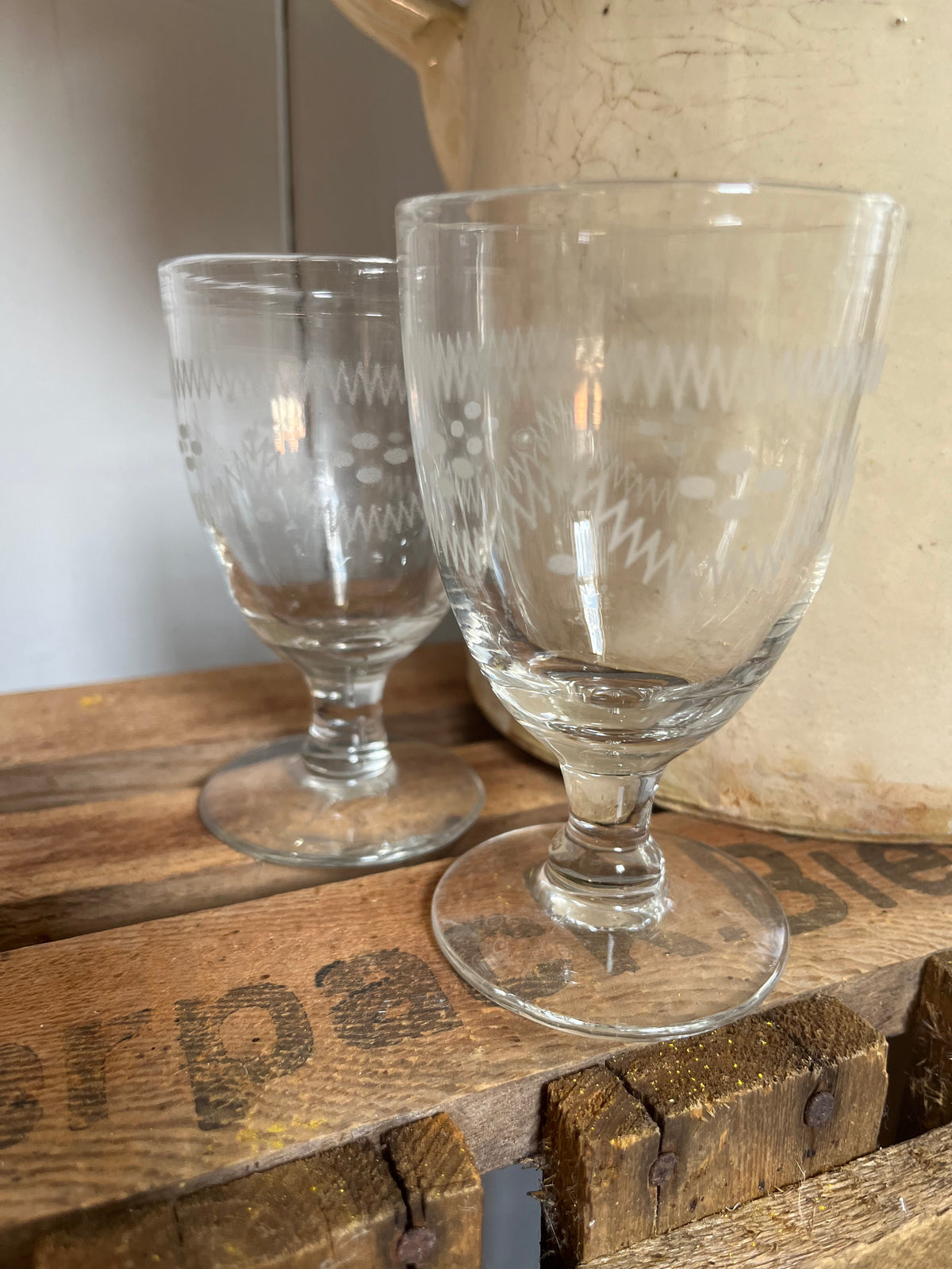 2 französische alte Bistro Gläser für Aperitif mit Schliff – OnceUponLinen