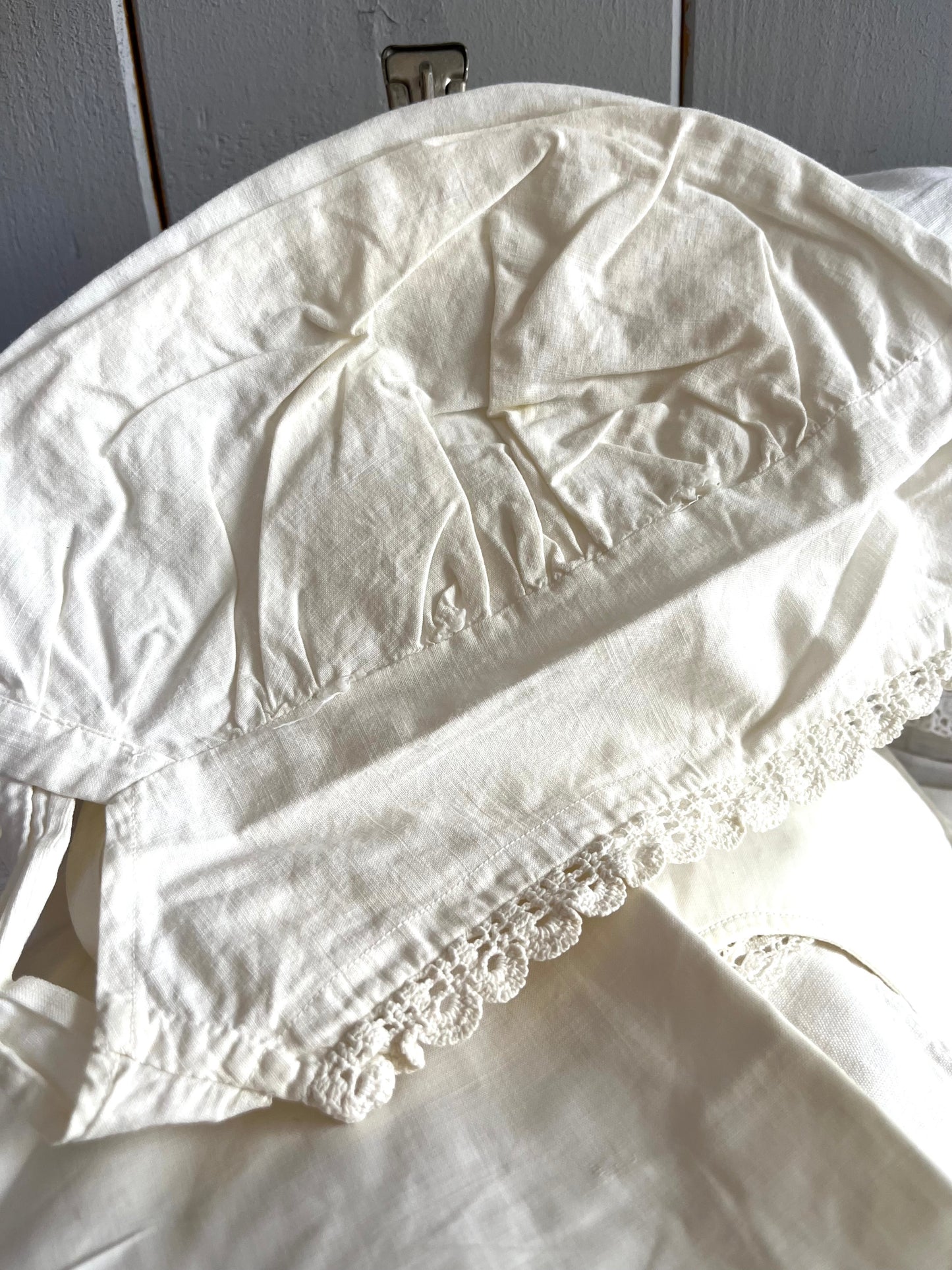 Große Sammlung alte Kinderkleidung in einem Koffer circa 50 Teile aus den 1940er Jahren