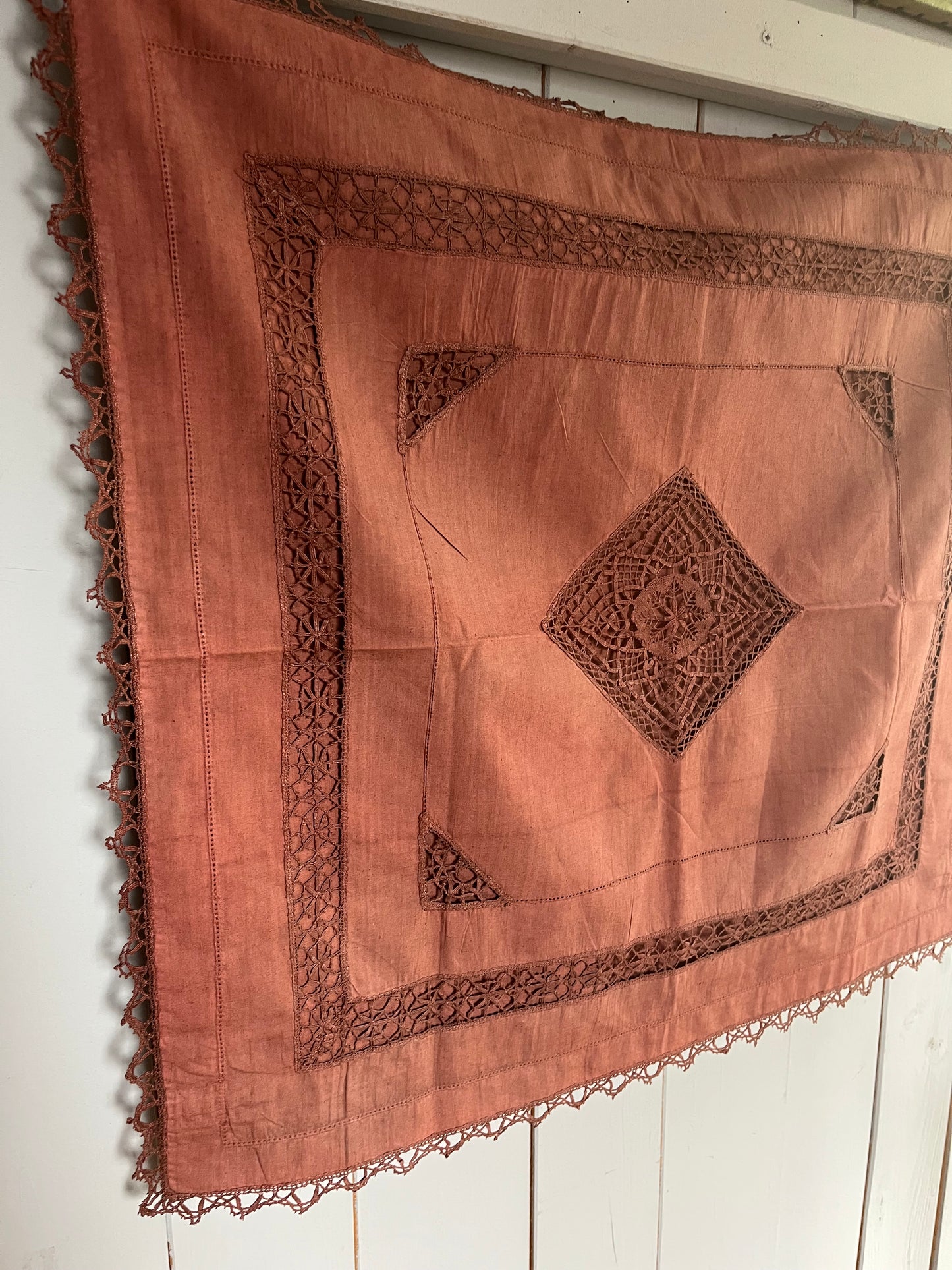 Trio: Alte französische Kissenbezüge mit Spitze, Monogramm und gefärbt