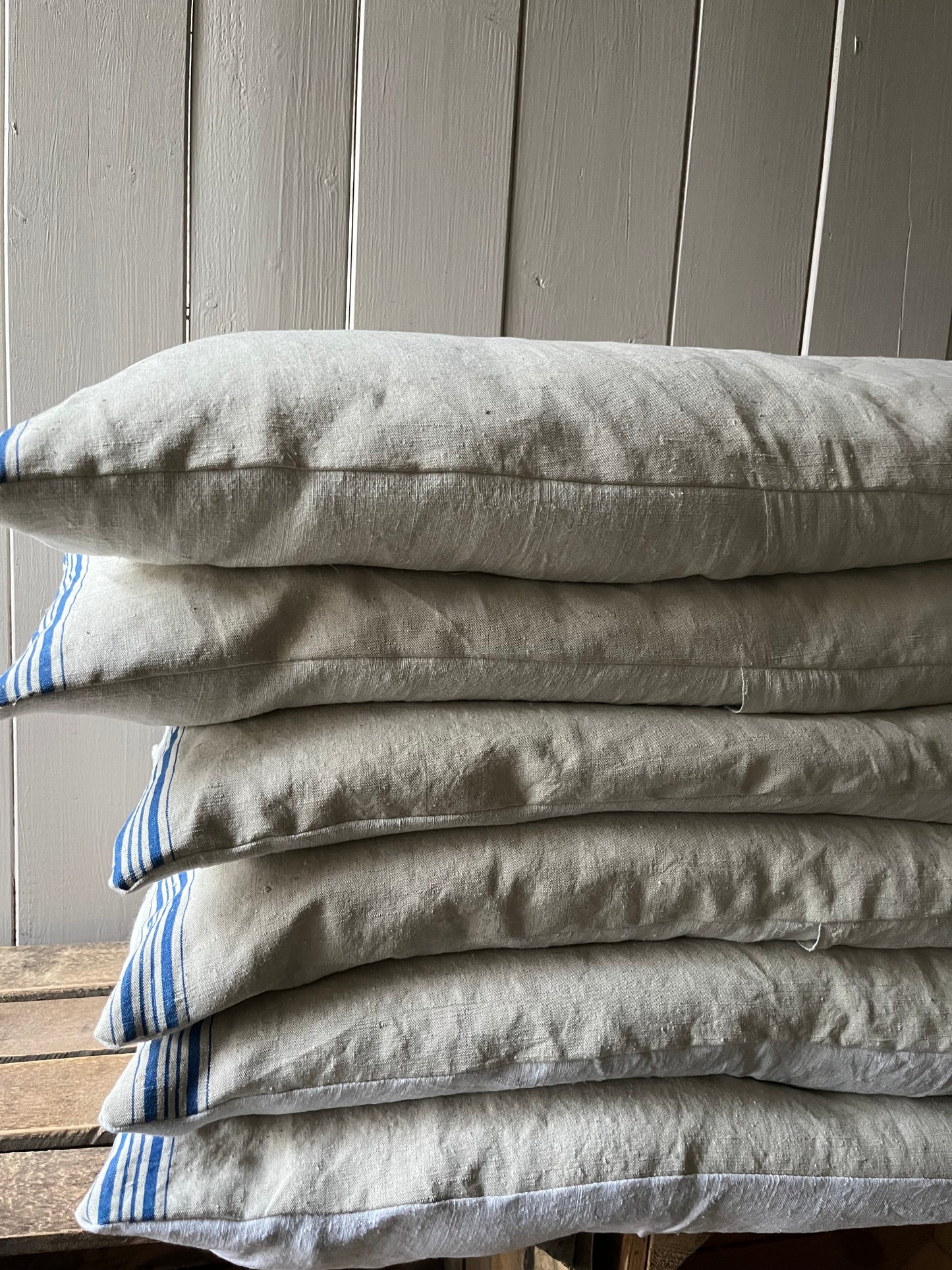 XL Kissen altes Leinen mit blauen Streifen und Blüte 80 x 40