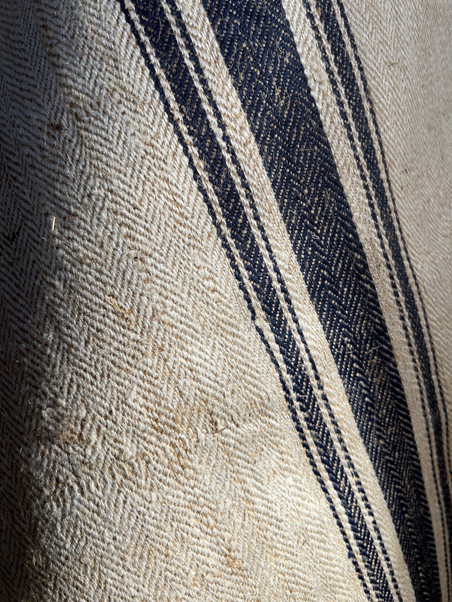 Unbenutzter alter Leinensack mit blauen Streifen und Fischgrätwebung 136 x 50