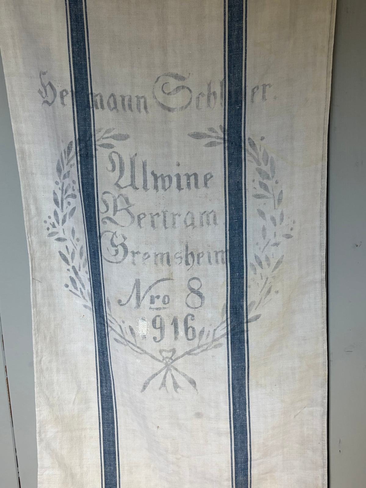 Prachtstück: sehr großer Leinensack mit blauen Streifen und original Aufschrift 132 x 62