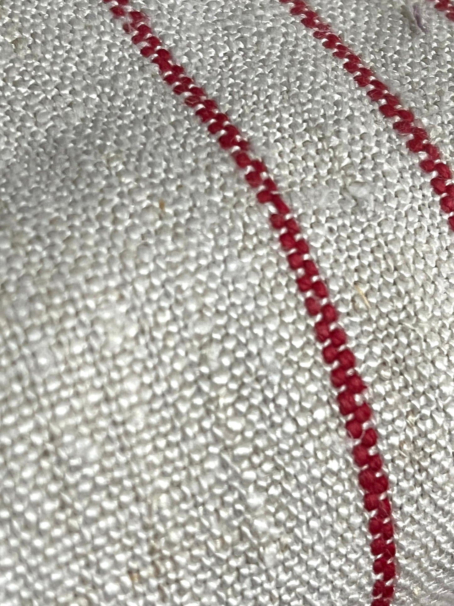 5,75 Meter fantastisches handgewebtes Leinen mit roten Streifen