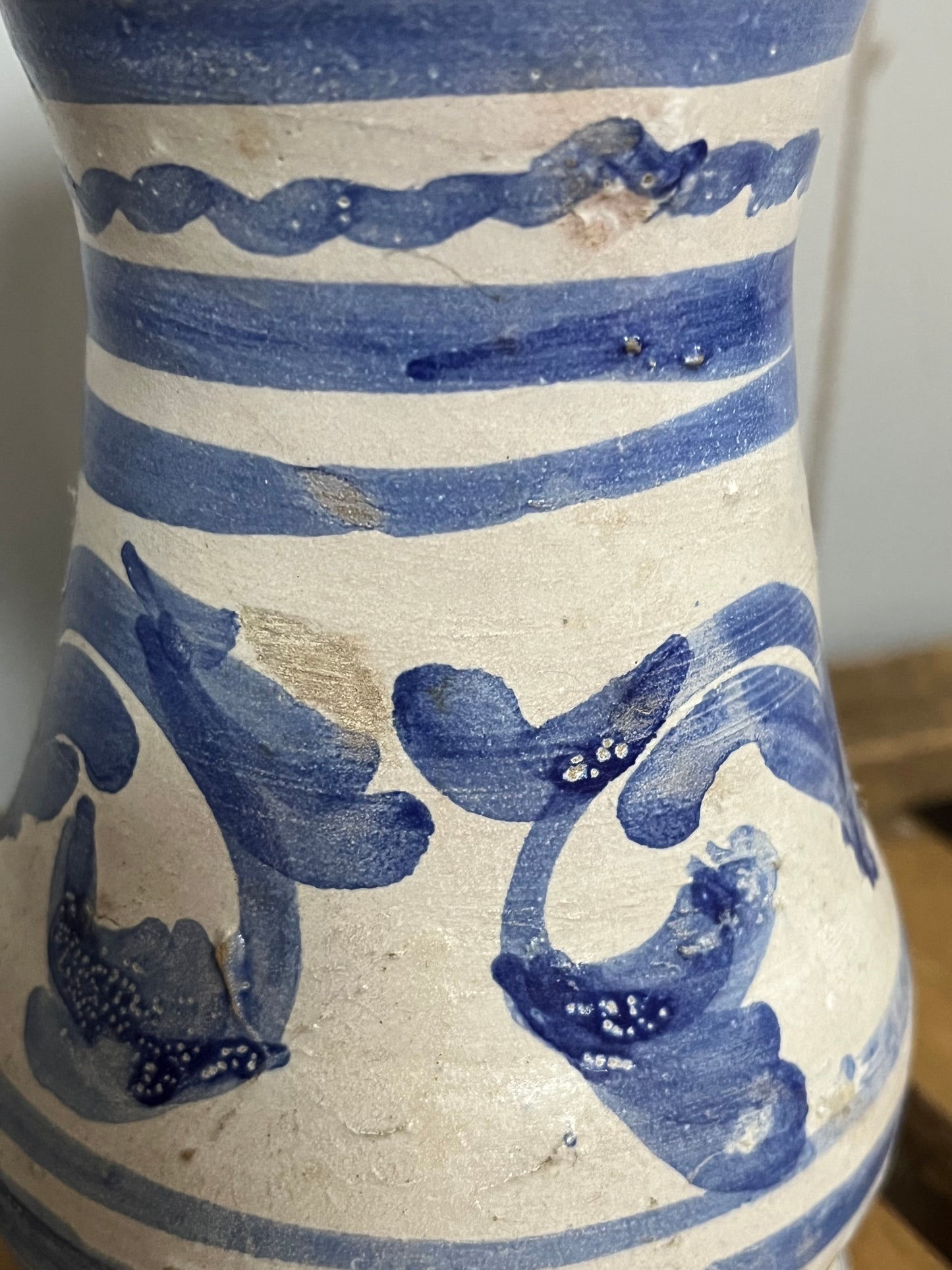 Alte Vase Majolika Spanien in Blau/Weiß