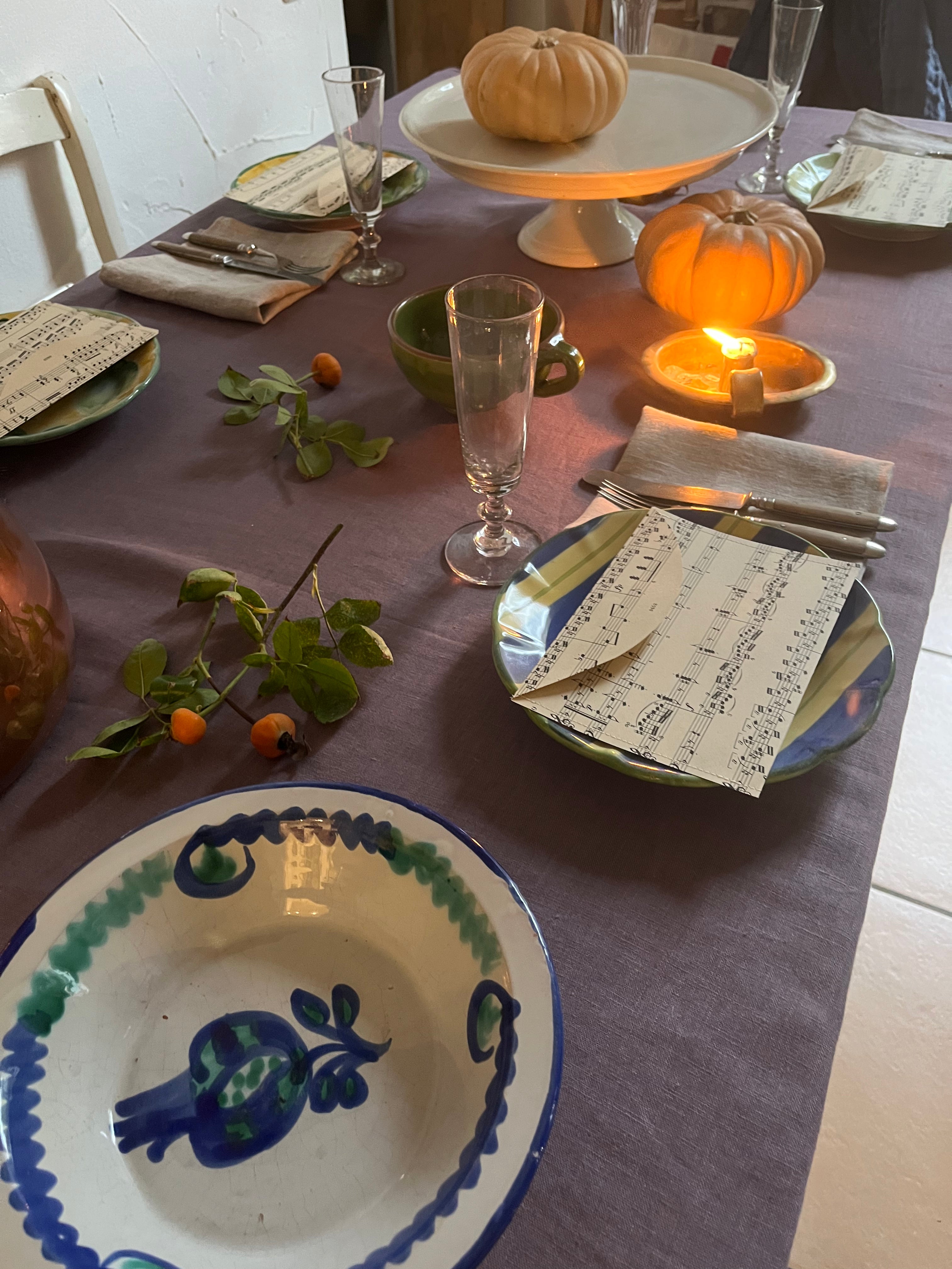 Große Tischdecke aus washed Leinen mit gestickten Blüten - Aubergine