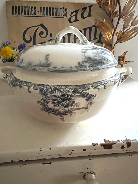 Alte schwere französische Soupiere mit Patina