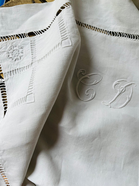 Leinenkissen aus Frankreich mit Monogramm und Hohlsaum