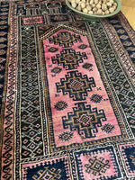 Laden Sie das Bild in den Galerie-Viewer, Alter original Belutsch Nomaden Teppich 138 x 90
