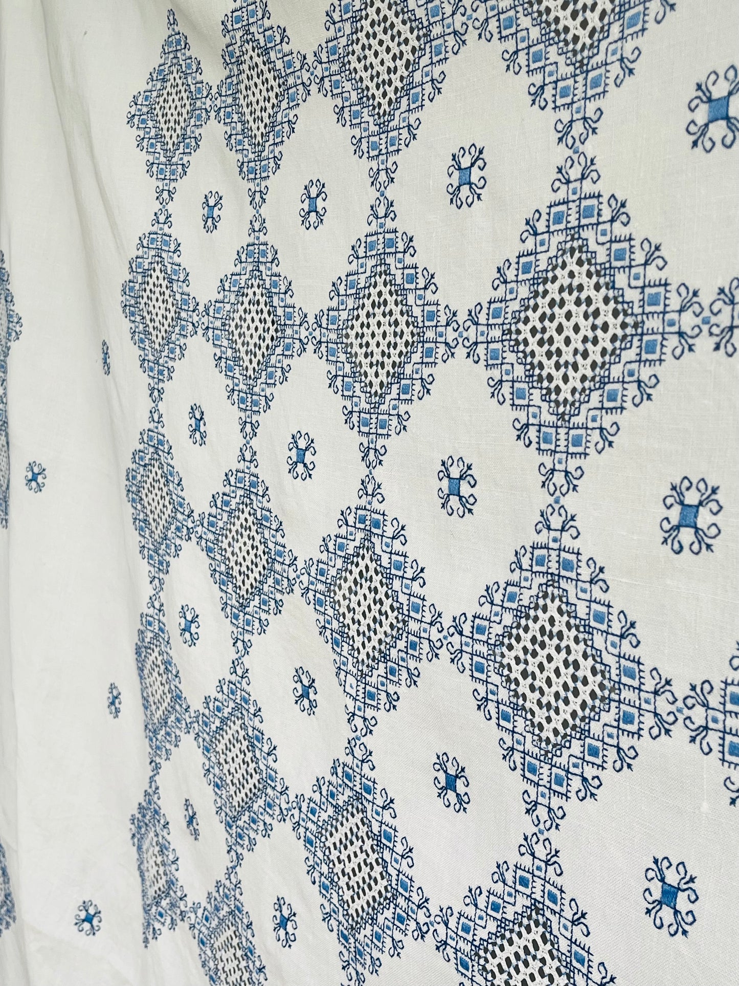 Viel Handarbeit in Blau/Weiß: Große Leinendecke in bestem Zustand 190 x 150