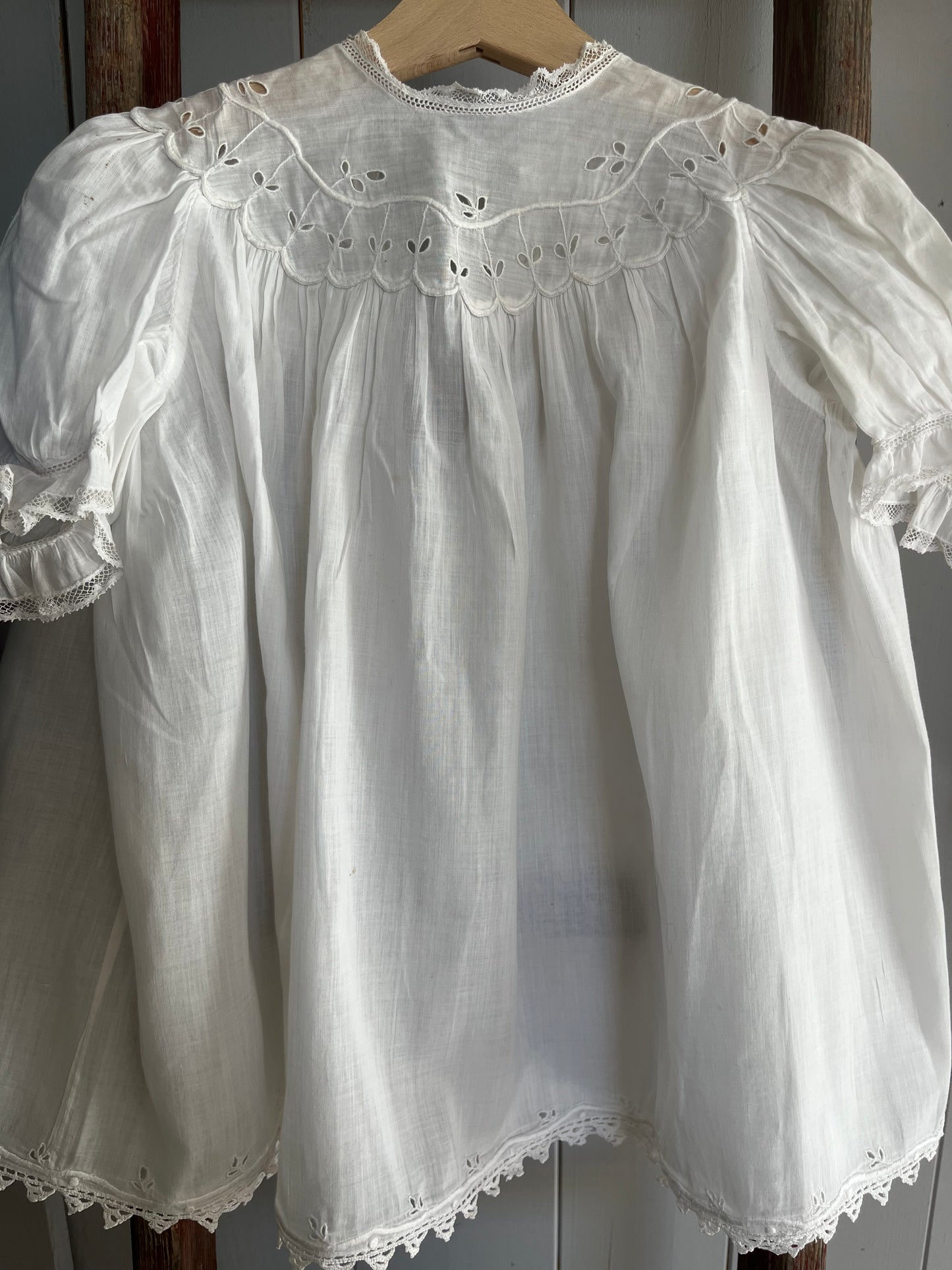 Für Mademoiselle: feines Kleid mit Blüten und Spitze
