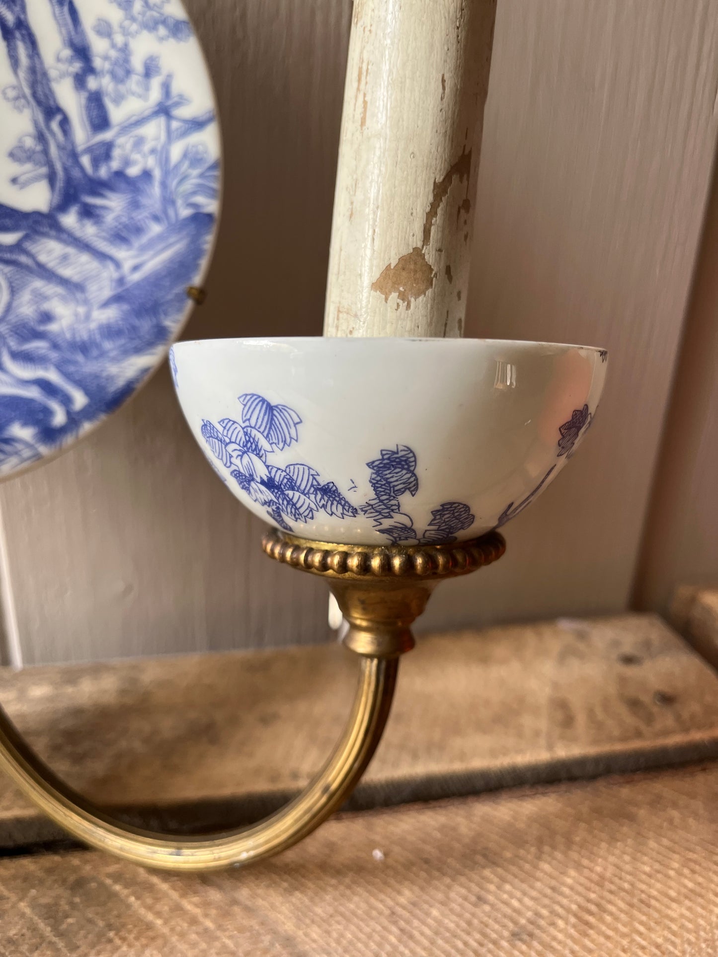 Seltene Wandlampe mit Hirschmotiv auf Porzellan aus Frankreich