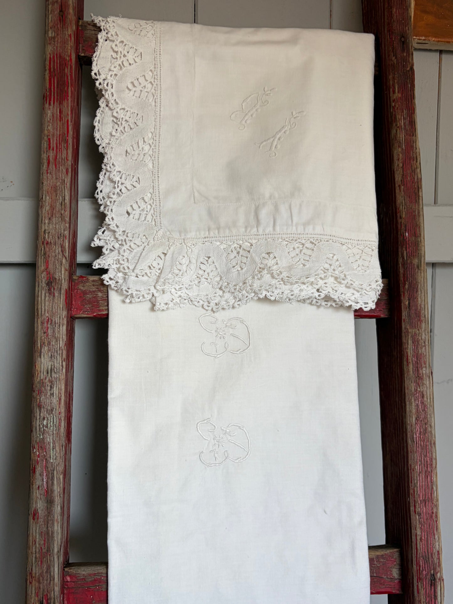 Set 2 romantische französische Kissenbezüge mit Monogramm