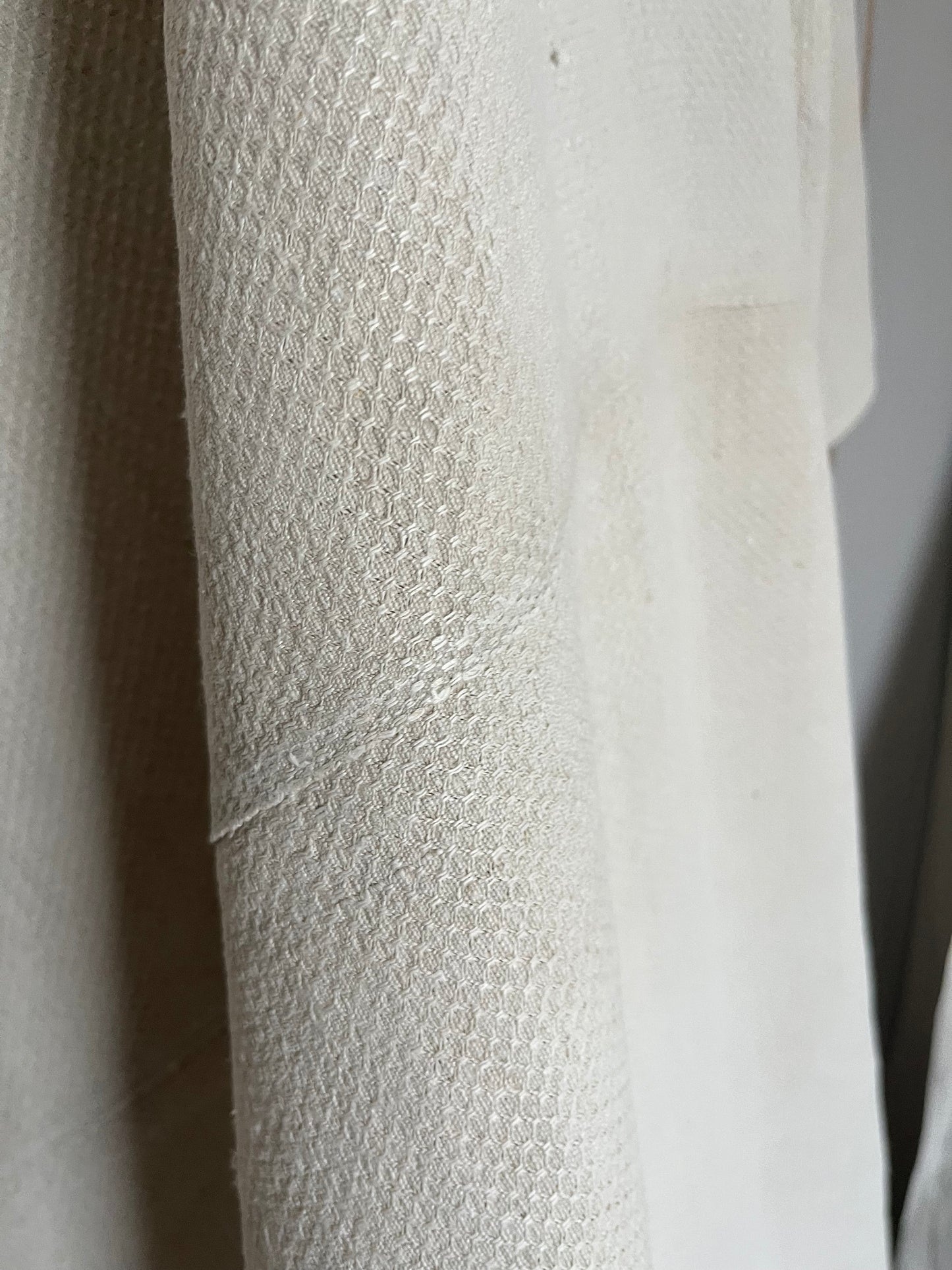 Bildschönes Bauernleinen-Tuch mit Struktur und Monogramm 153 x 153