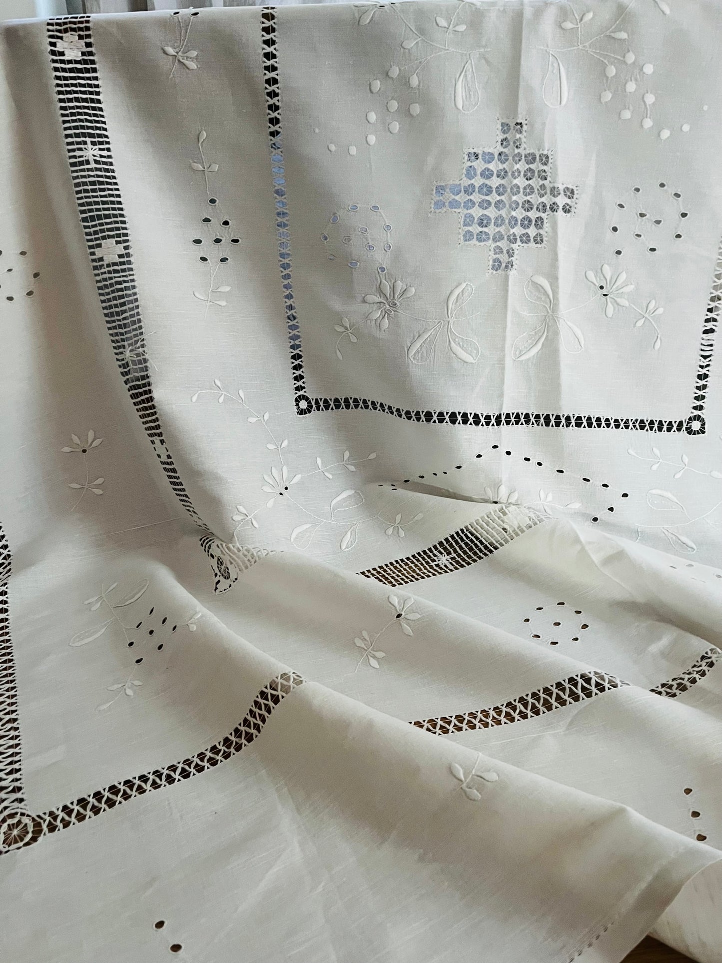 Riesin: fantastische Leinendecke mit viel Handarbeit aus Frankreich