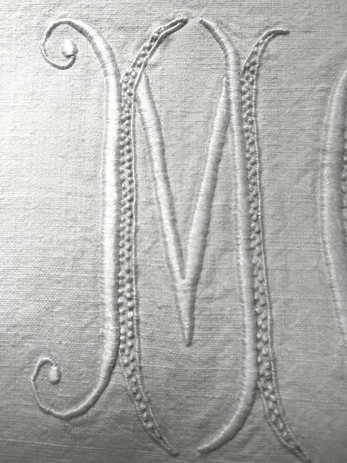 Schwergewicht mit großem Monogramm: XL Überschlaglaken aus Frankreich