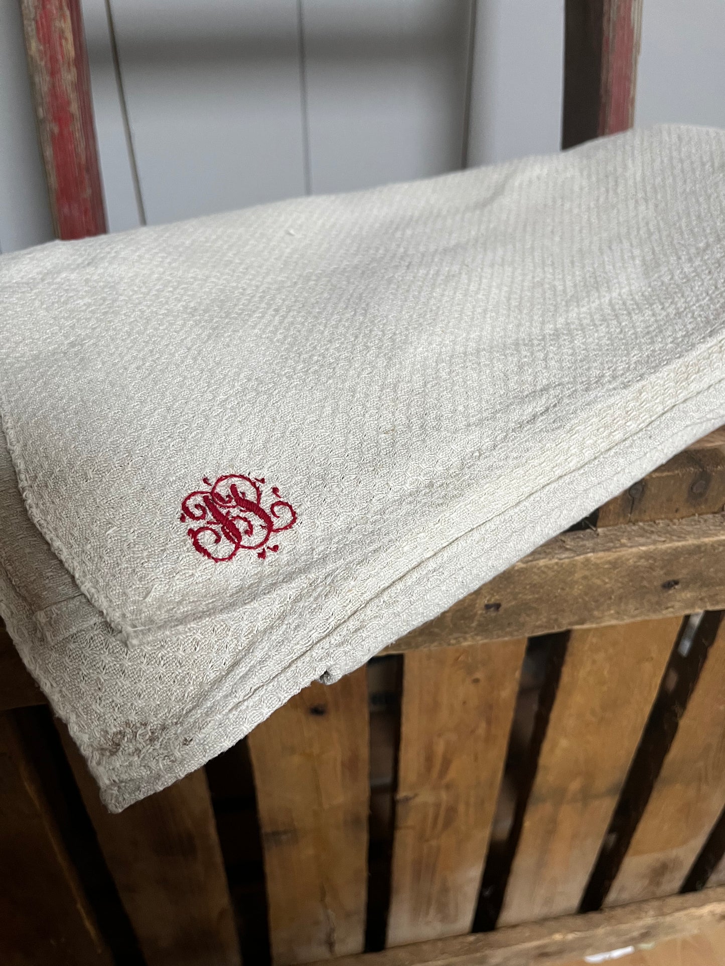 Bildschönes Bauernleinen-Tuch mit Struktur und Monogramm 153 x 153