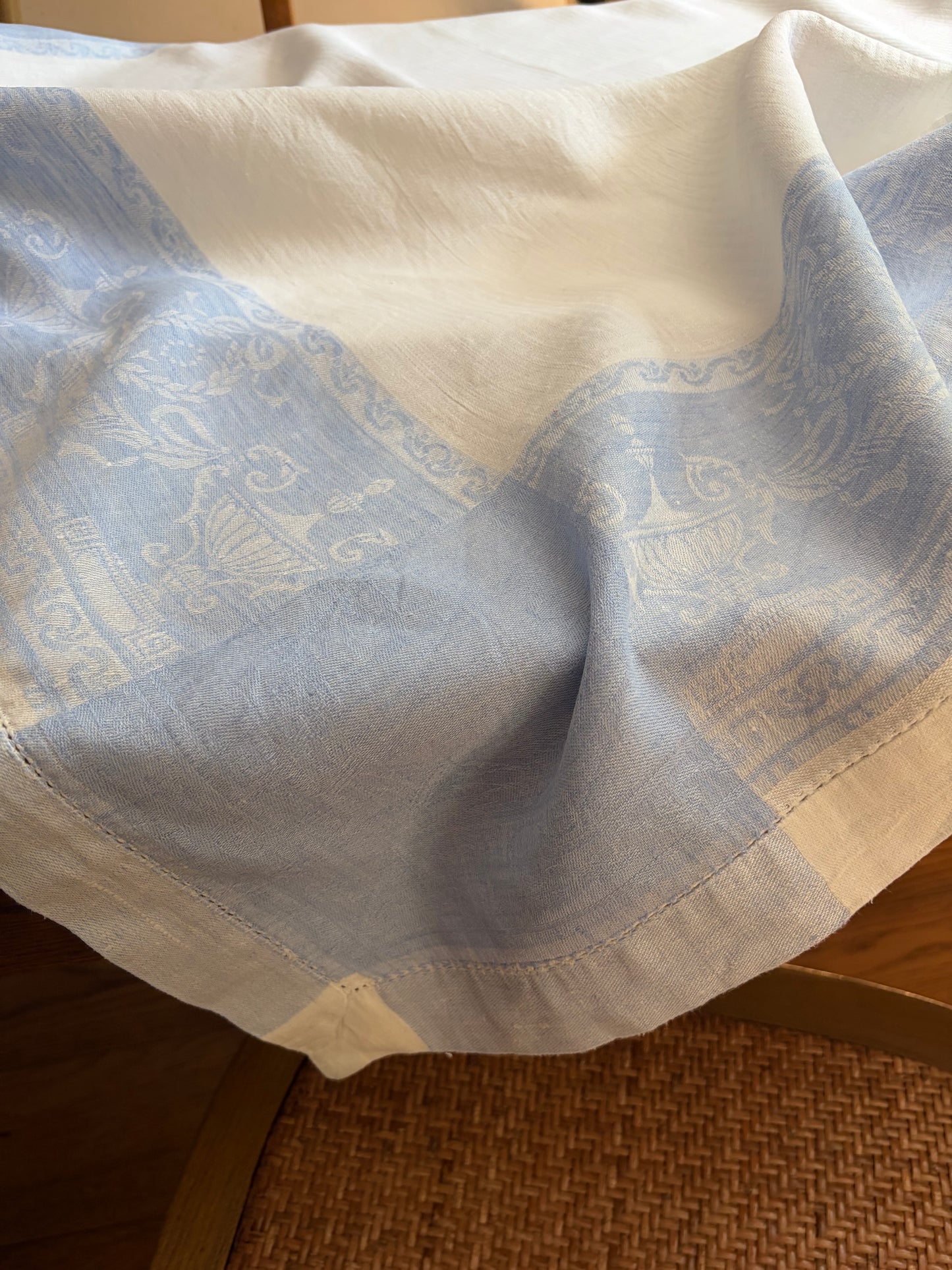Große, ehrwürdige Leinendecke für die Tafel mit blauer Damastbordüre und Biedermeier-Muster