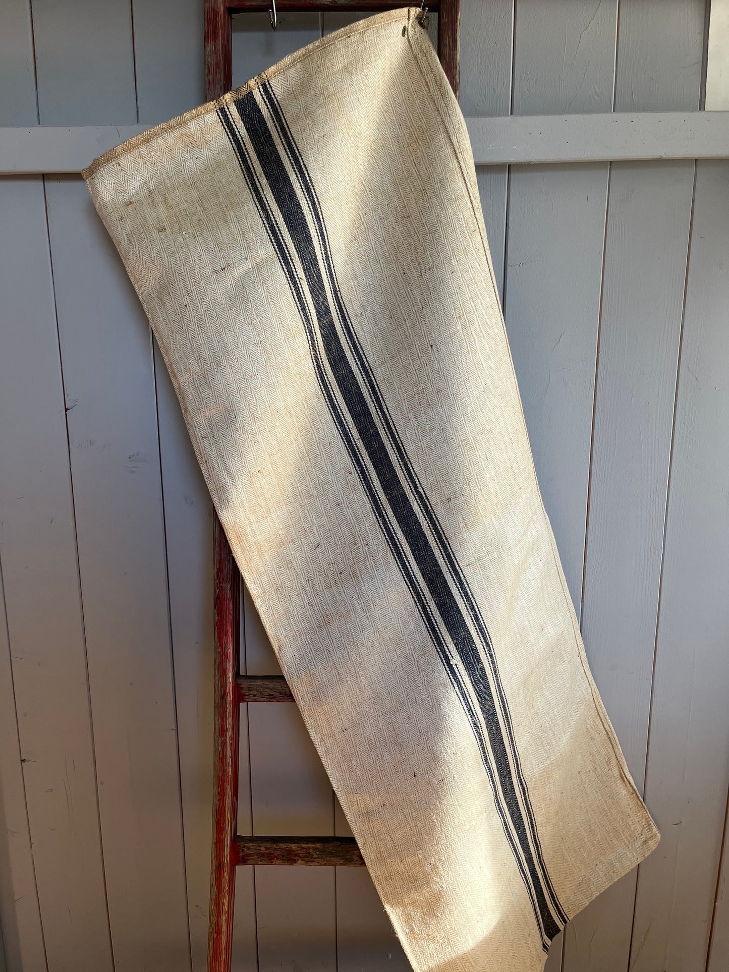 Unbenutzter alter Leinensack mit blauen Streifen und Fischgrätwebung 136 x 50