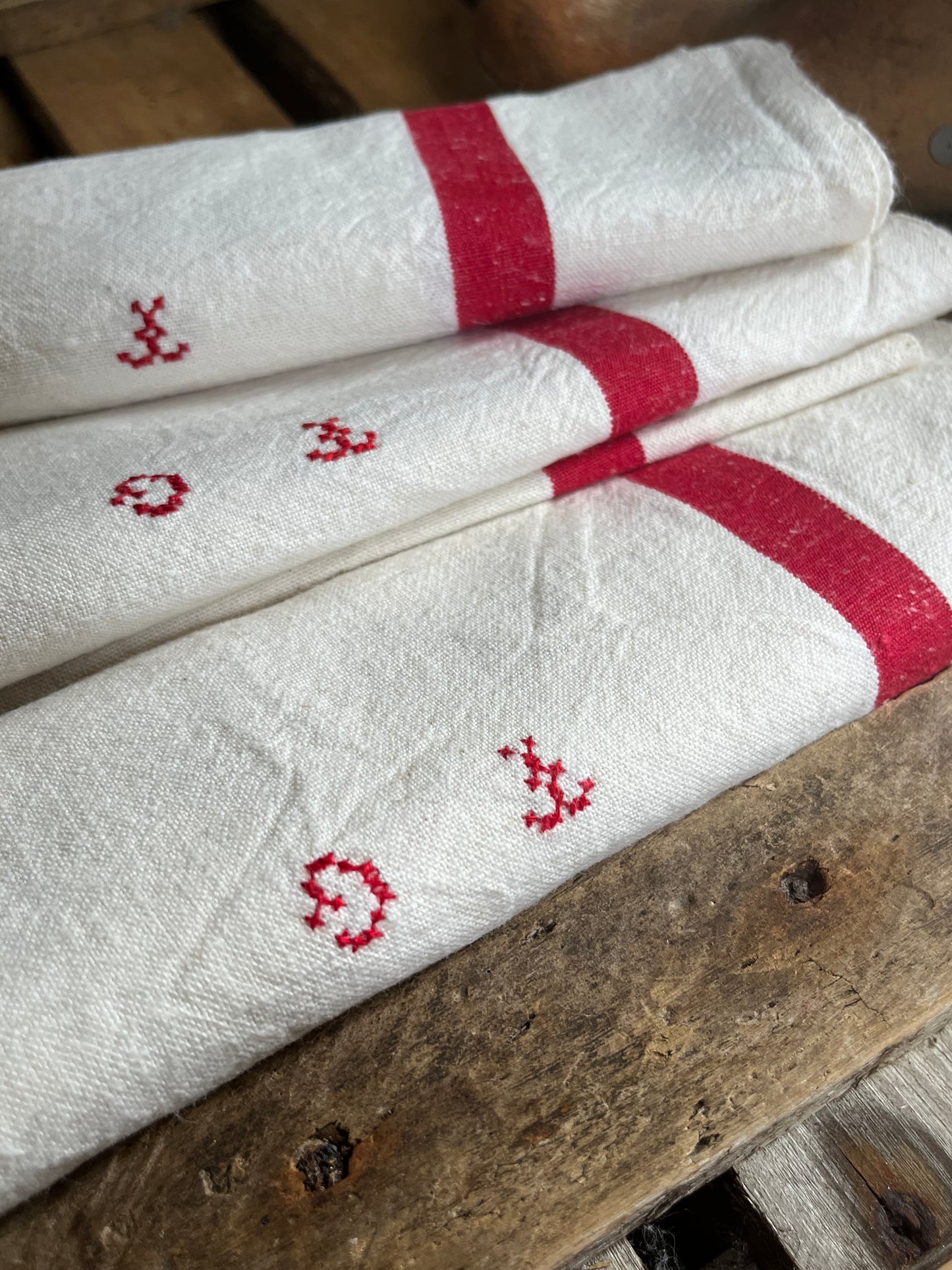 Set: 2 französische Leinentücher mit roten Streifen und Monogramm