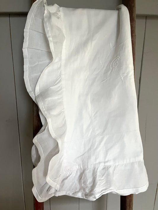 Kinderbett Bezug mit Volant und Stickerei