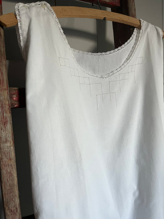 Kleid aus Frankreich mit Spitze und Lochstickerei