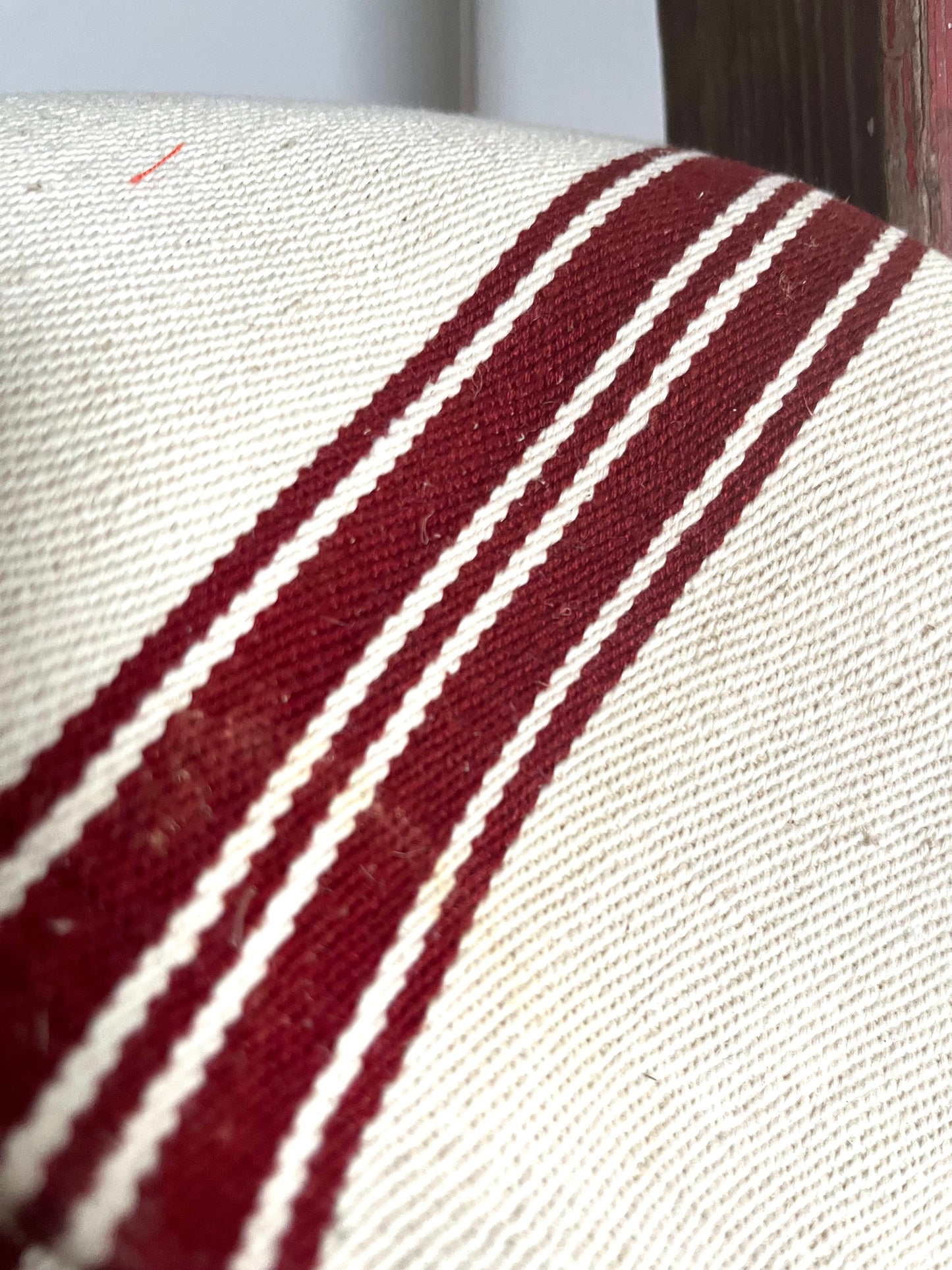 Unbenutzter alter Leinensack mit Dunkelroten Streifen 140 x 55