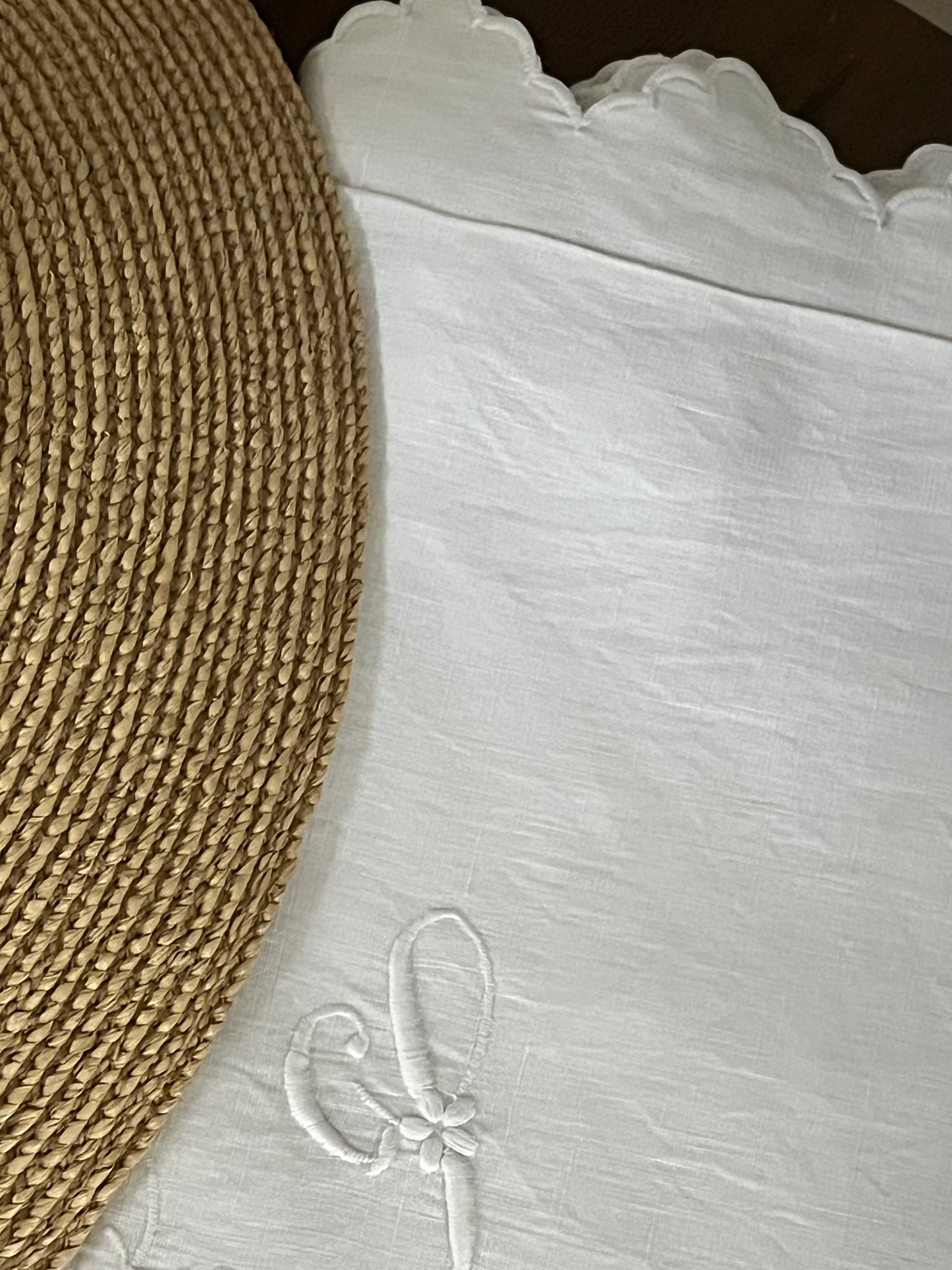 Französisches Leinen Kissen Weiß mit Prunk-Monogramm