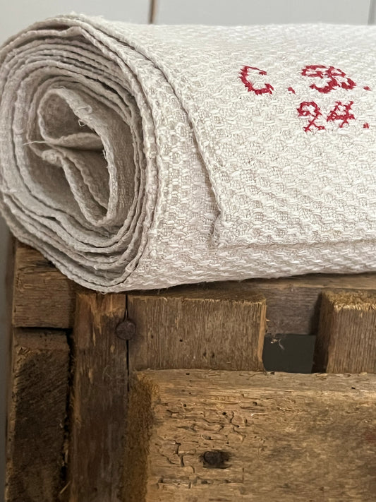 3,15 Meter altes Leinen mit Struktur und Monogramm