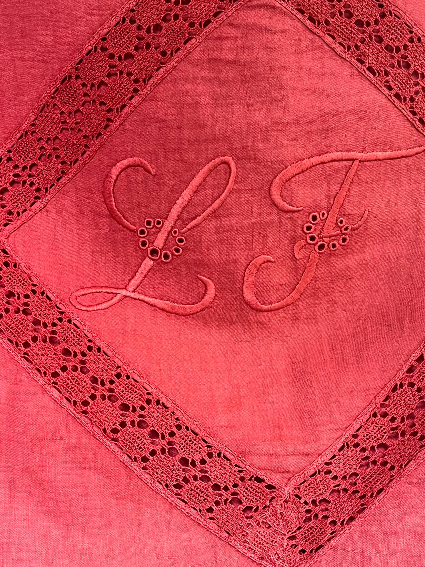 Trio: Alte französische Kissenbezüge mit Spitze, Monogramm und gefärbt