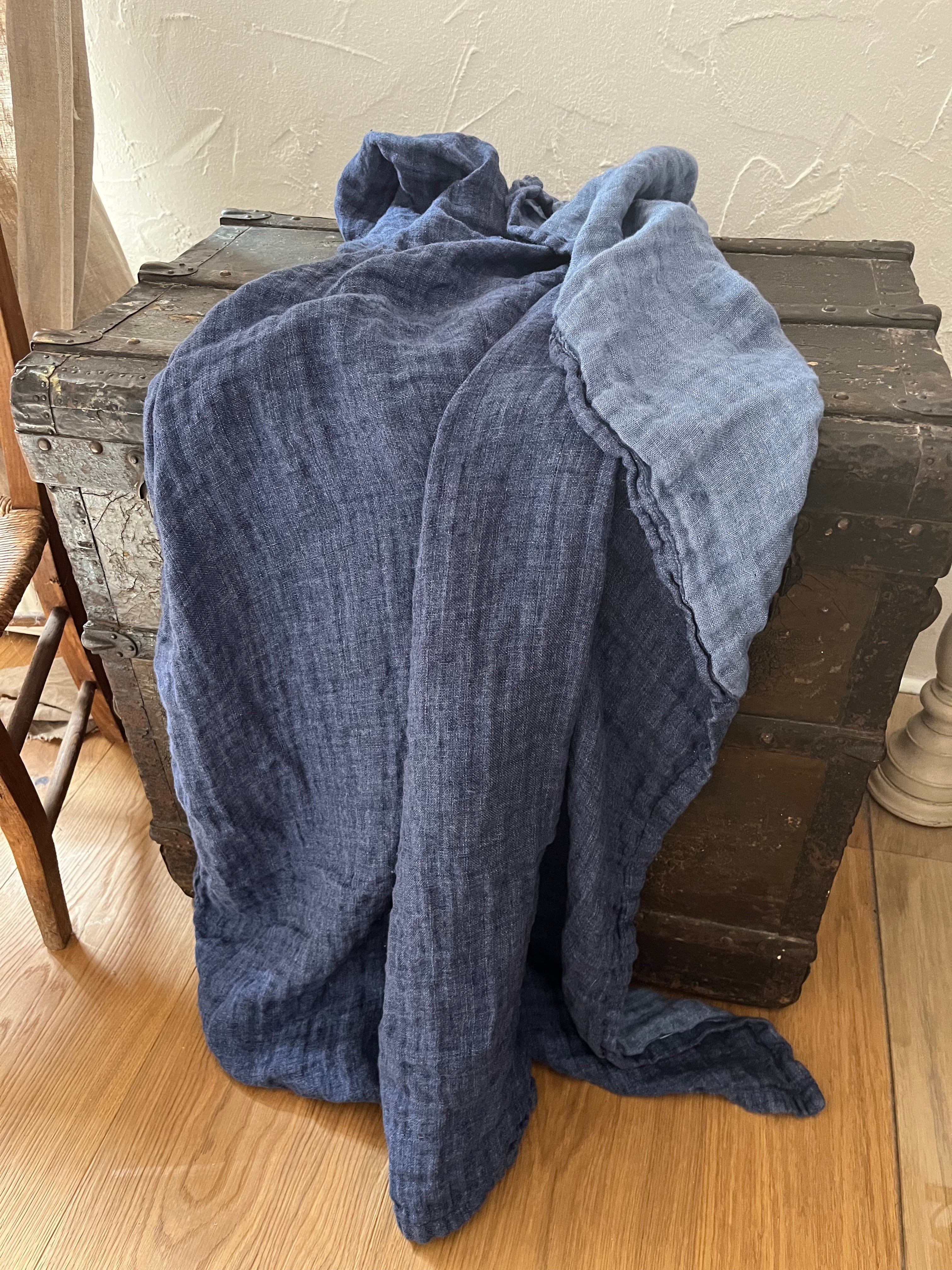 Just a Throw…Überwurf, Wendeplaid aus blauem washed Leinen 150 x 140