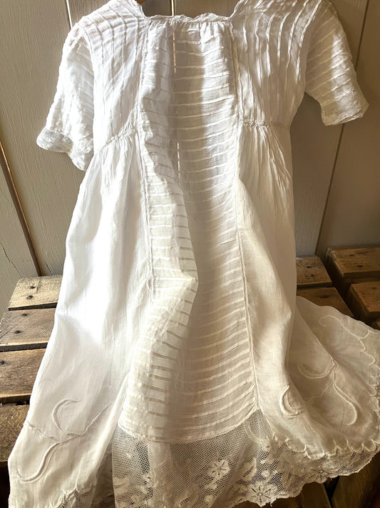 Absolute Rarität: Mademoiselles delikates Kleid mit Blüten und Spitze