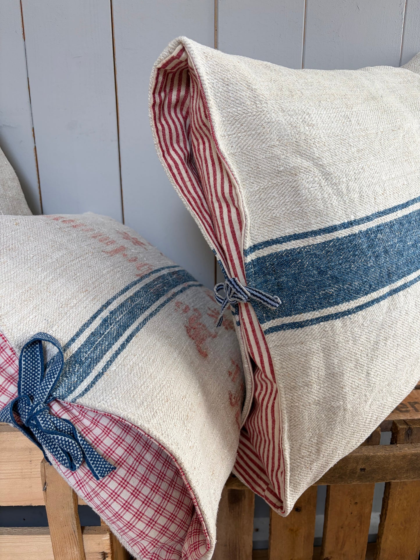 Kissenbezug blau gestreift Leinen mit rot/weißem Hotelverschluss 50 x 50