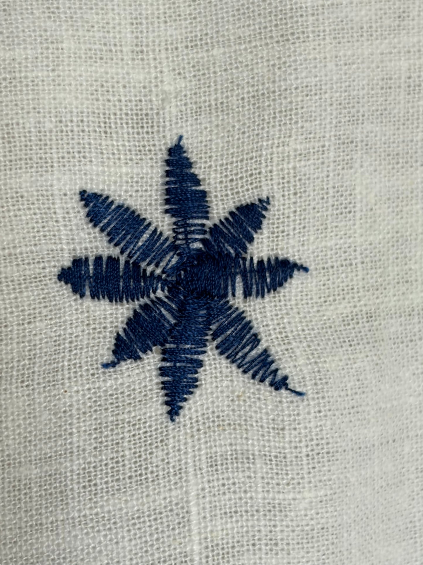 Just a Throw…Großer Überwurf, Decke, Plaid aus weißem Leinen mit blauer Blüte 175 x 150