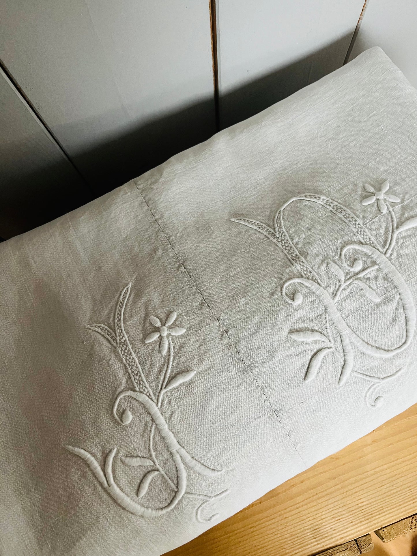 Fantastisches Leinenlaken aus Frankreich mit bildschönem Monogramm