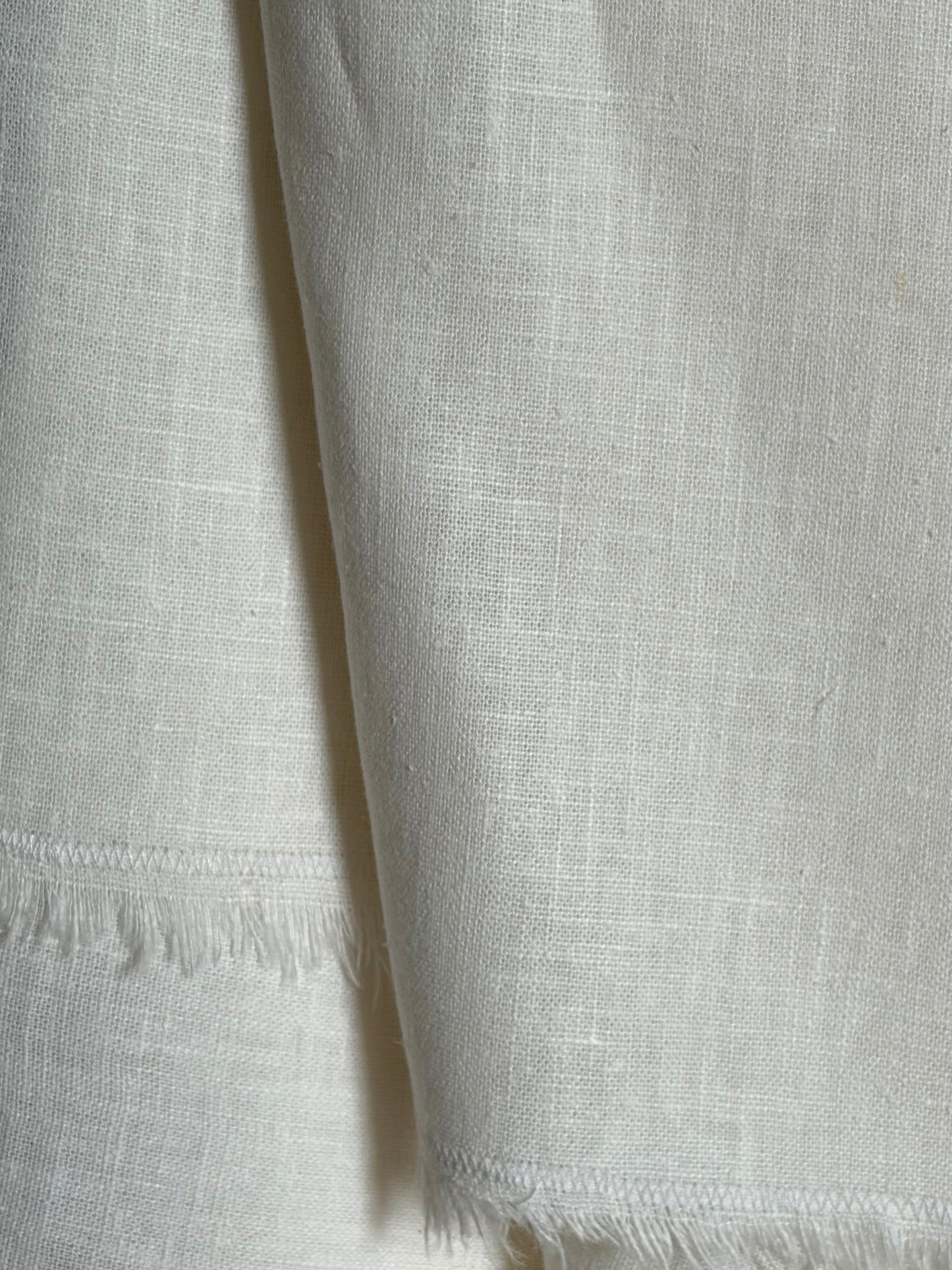 Just a Throw…Großer Überwurf, Decke, Plaid aus weißem Leinen mit blauer Blüte 175 x 150