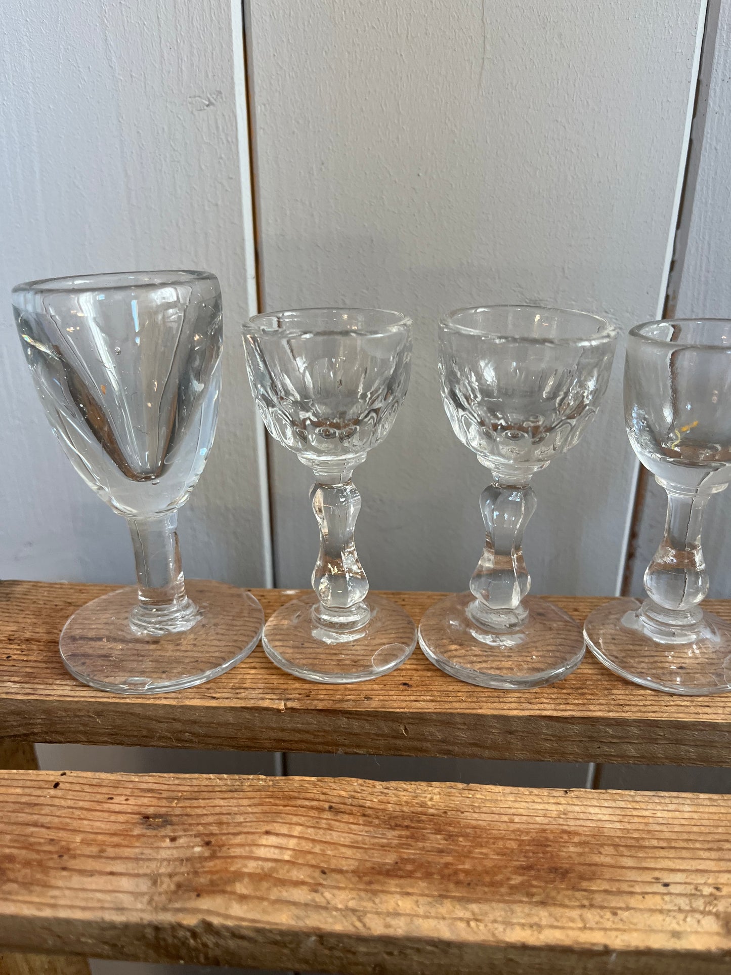 8 alte kleine französische Bistro Gläser für Schnaps
