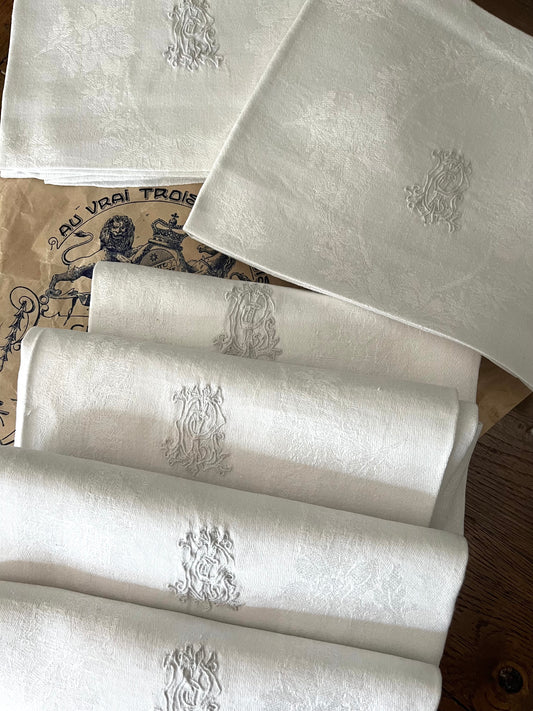 7 beeindruckende Damast Servietten mit Prunkmonogramm aus Frankreich
