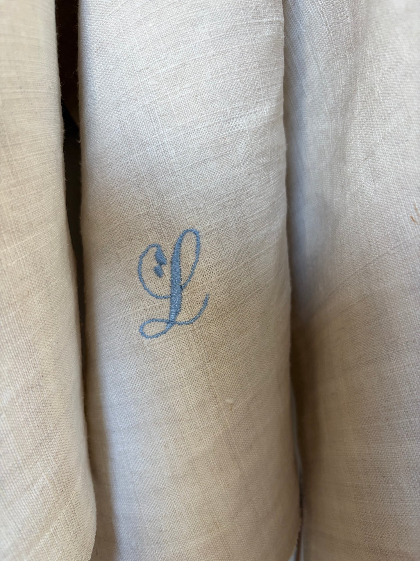 Großes Monogramm- Tuch aus schwerem, altem Leinen mit eingesticktem Initial