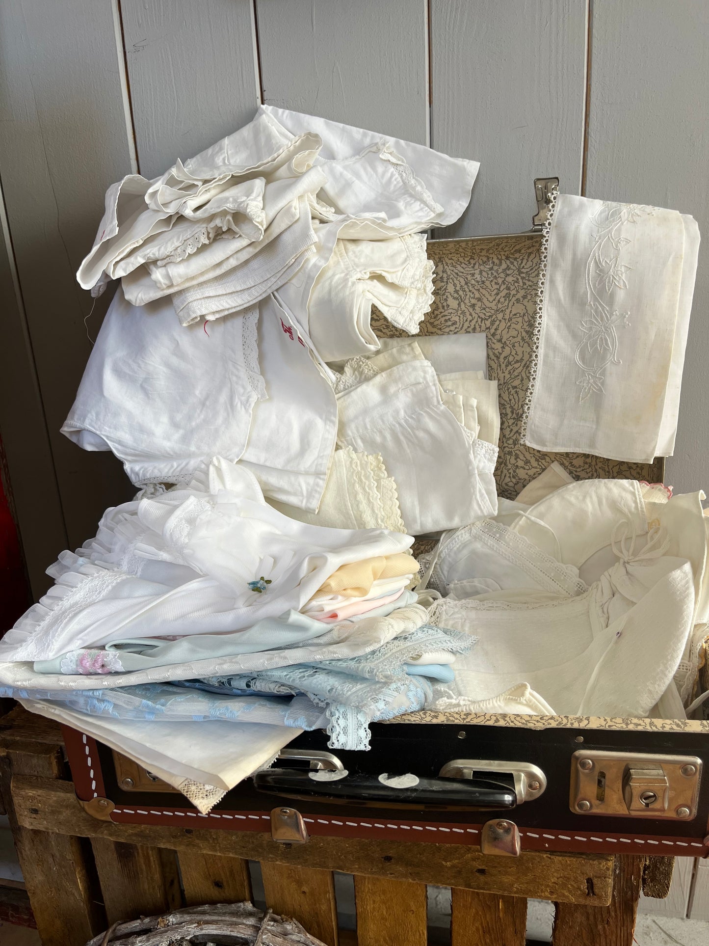 Große Sammlung alte Kinderkleidung in einem Koffer circa 50 Teile aus den 1940er Jahren