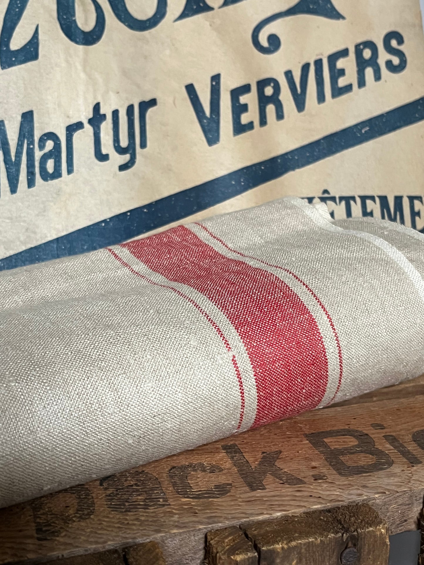 Breites Mangeltuch aus altem schwerem Leinen mit roten Streifen 2,55 x 0,9