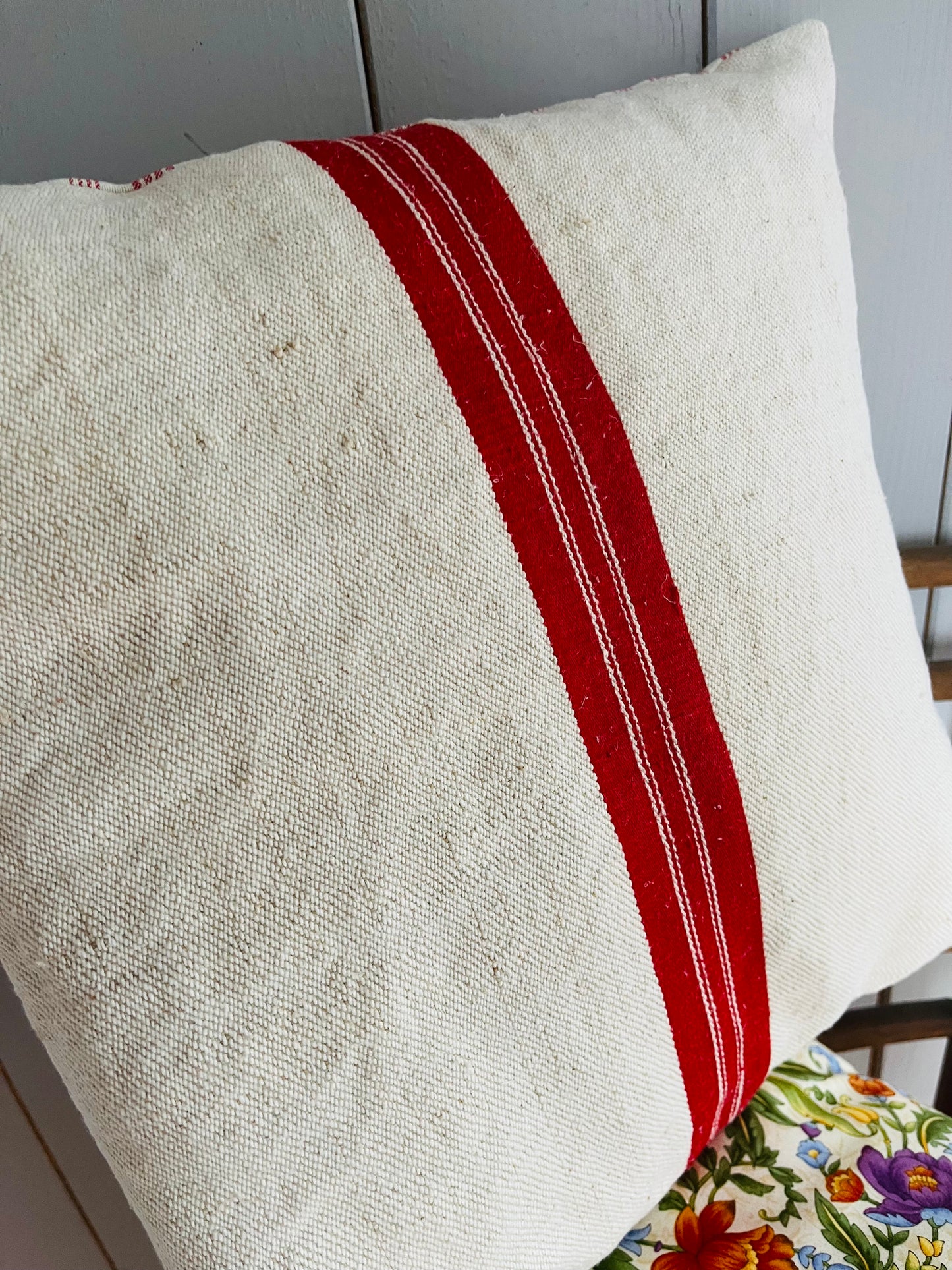 Rot gestreift: Vintage Kissen aus altem Leinensack 40 x 40