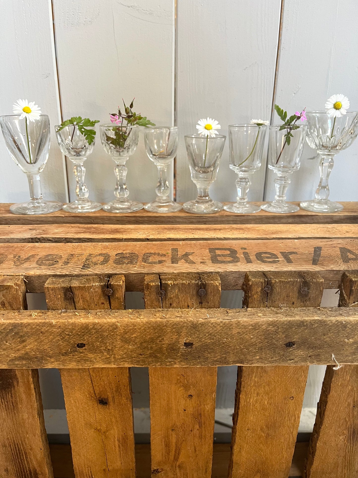 8 alte kleine französische Bistro Gläser für Schnaps